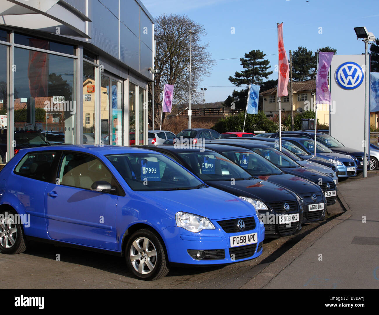 Un concessionnaire VW dans une ville du Royaume-Uni. Banque D'Images Un concessionnaire VW dans une ville du Royaume-Uni. Banque D'Images
