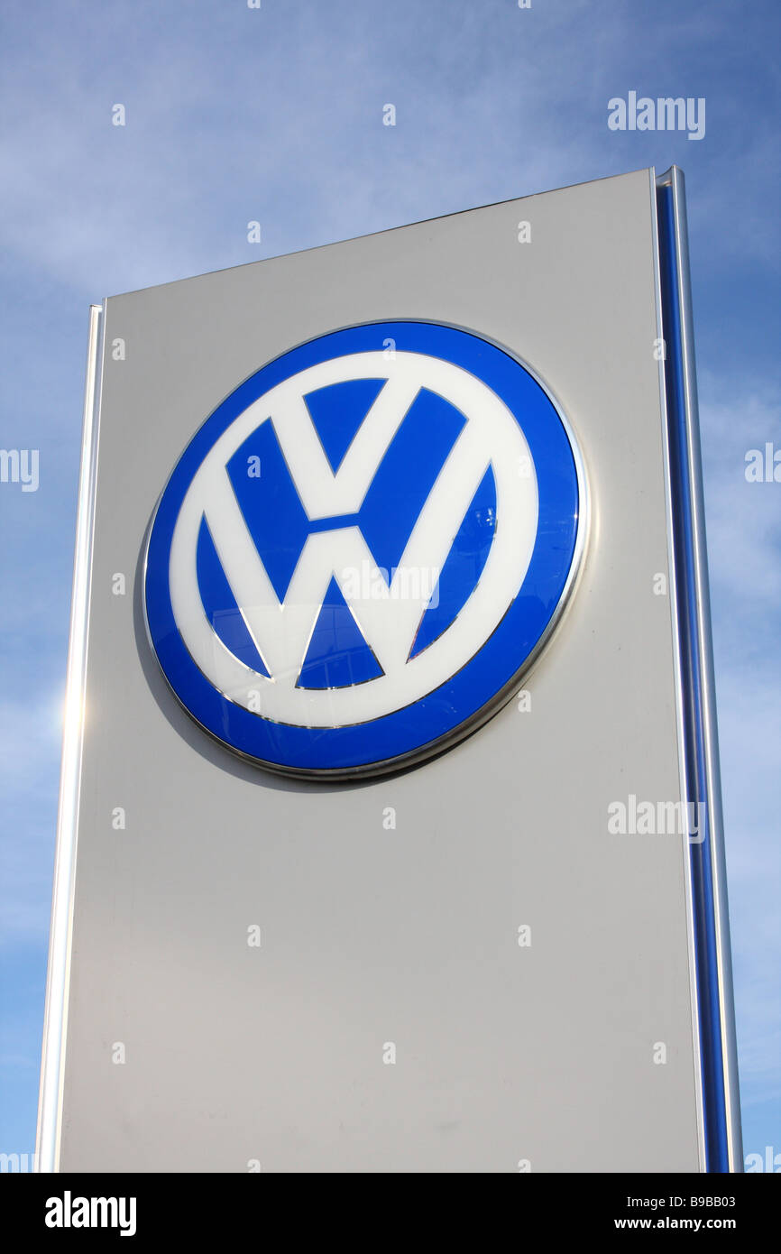 Un concessionnaire VW dans une ville du Royaume-Uni. Banque D'Images