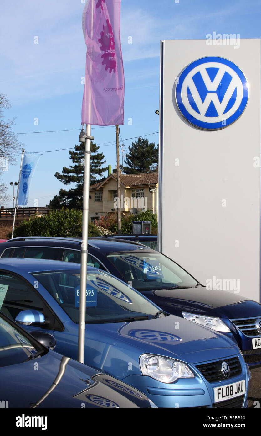 Un concessionnaire VW dans une ville du Royaume-Uni. Banque D'Images Un concessionnaire VW dans une ville du Royaume-Uni. Banque D'Images
