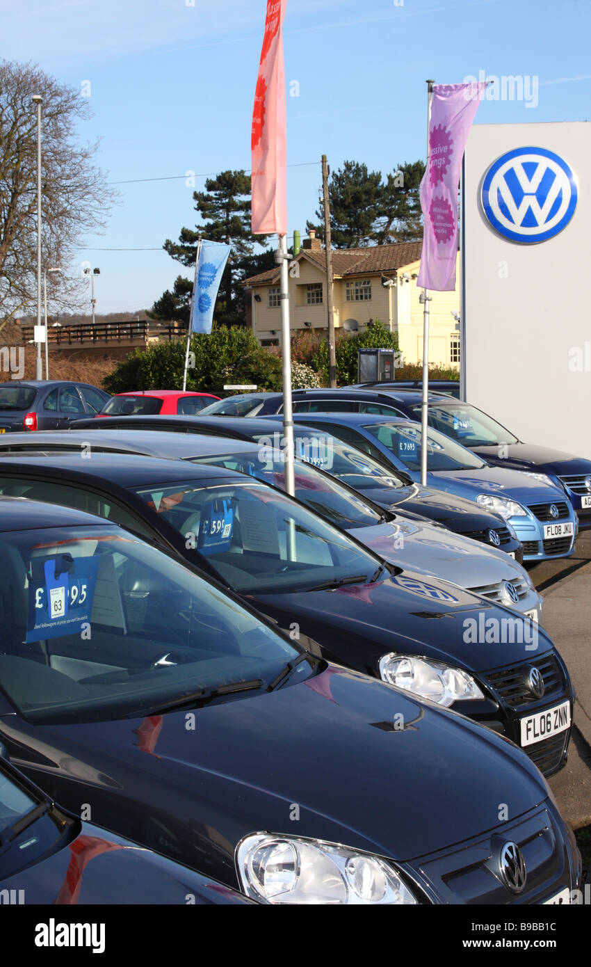 Un concessionnaire VW dans une ville du Royaume-Uni. Banque D'Images