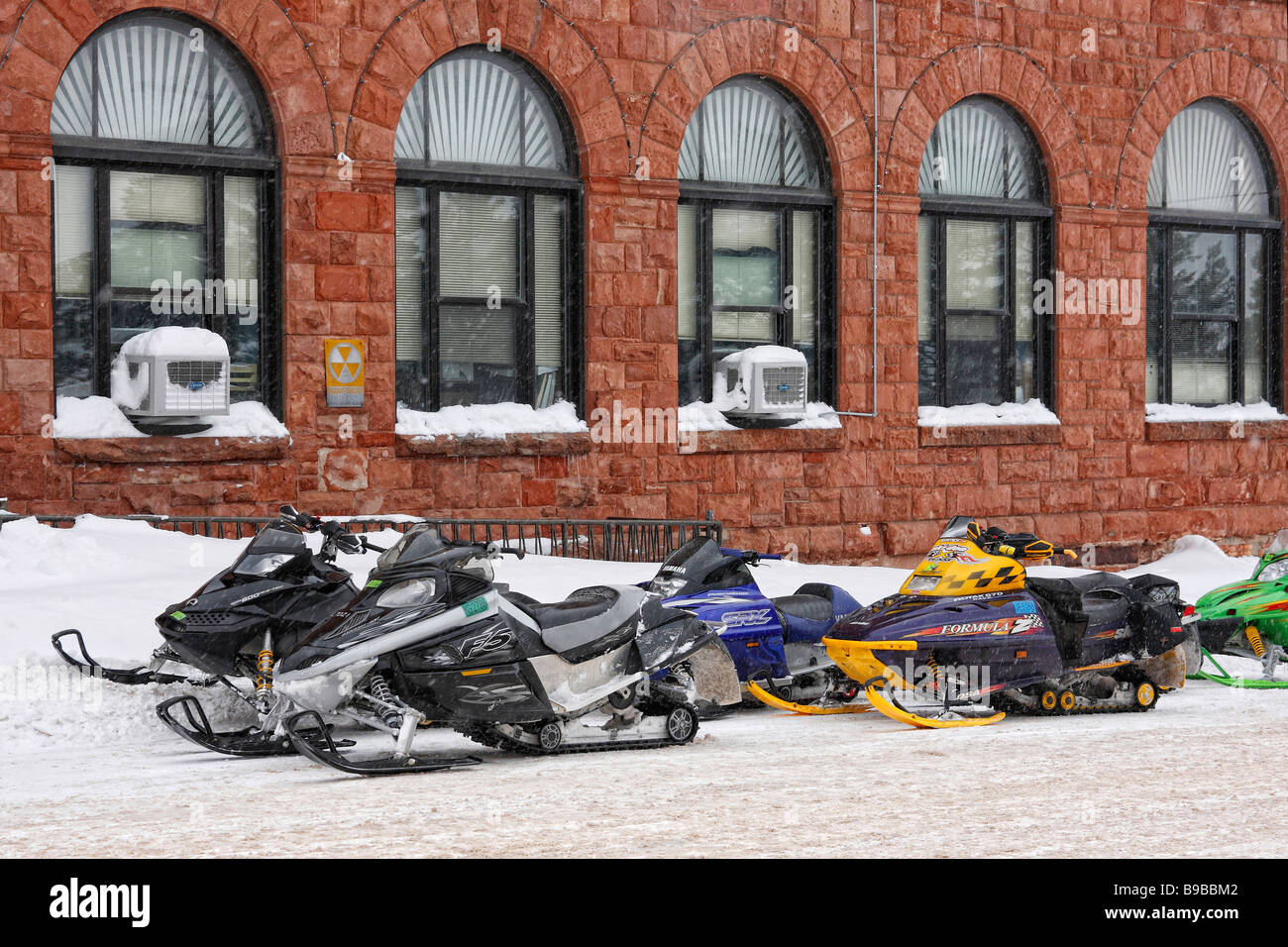 Munising Upper Peninsula Michigan mi les motoneiges américaines Yamaha garées dans la ville rue photos images photos horizontales aux États-Unis US haute résolution Banque D'Images