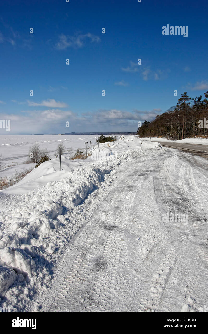 Lac supérieur gelé enneigé dans le Michigan USA lac gelé américain couvert de paysage de neige ciel bleu au-dessus de personne haute résolution verticale Banque D'Images