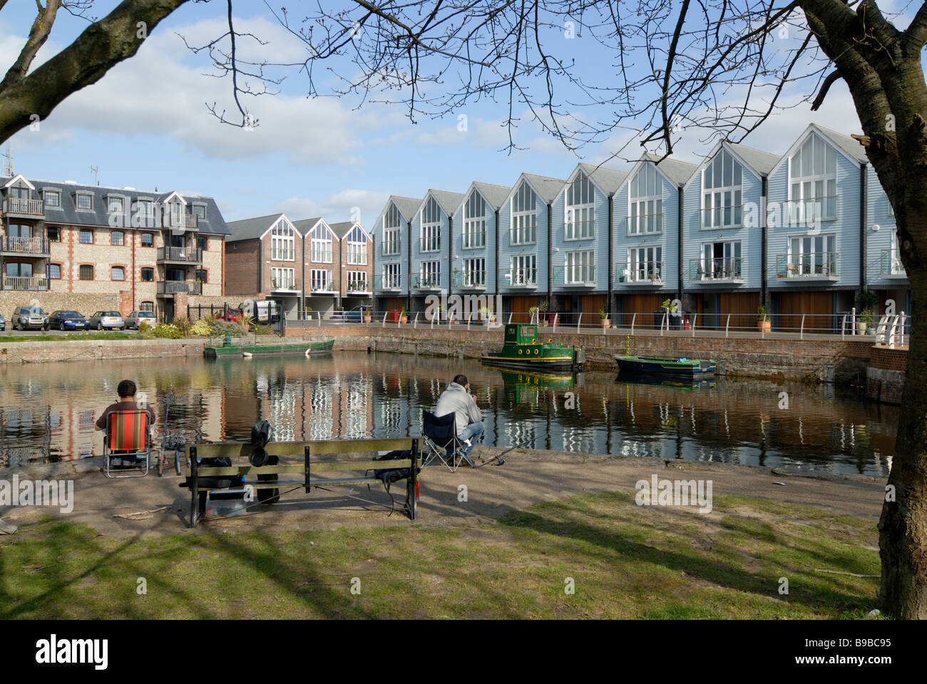 Les pêcheurs à Chichester bassin du Canal Banque D'Images