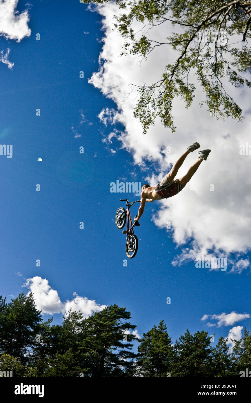 Guy volant dans le ciel avec un vélo Banque D'Images