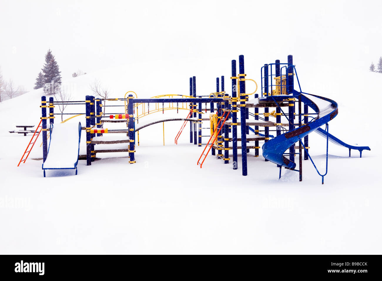 Aire de jeux pour enfants après une chute de neige. Banque D'Images