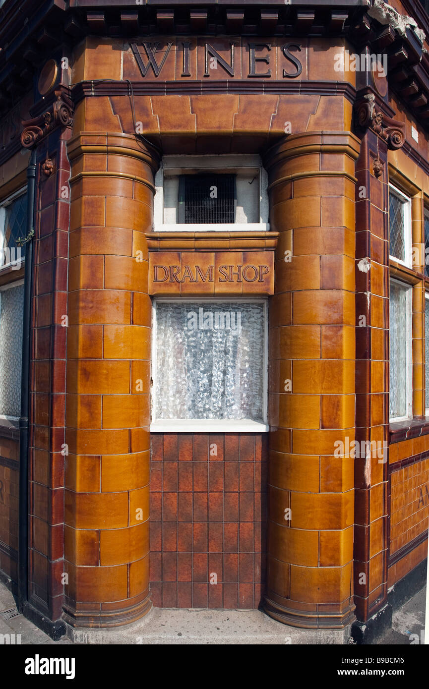 Tuiles vernissées marron extérieur sur un vieux bâtiment pub Banque D'Images
