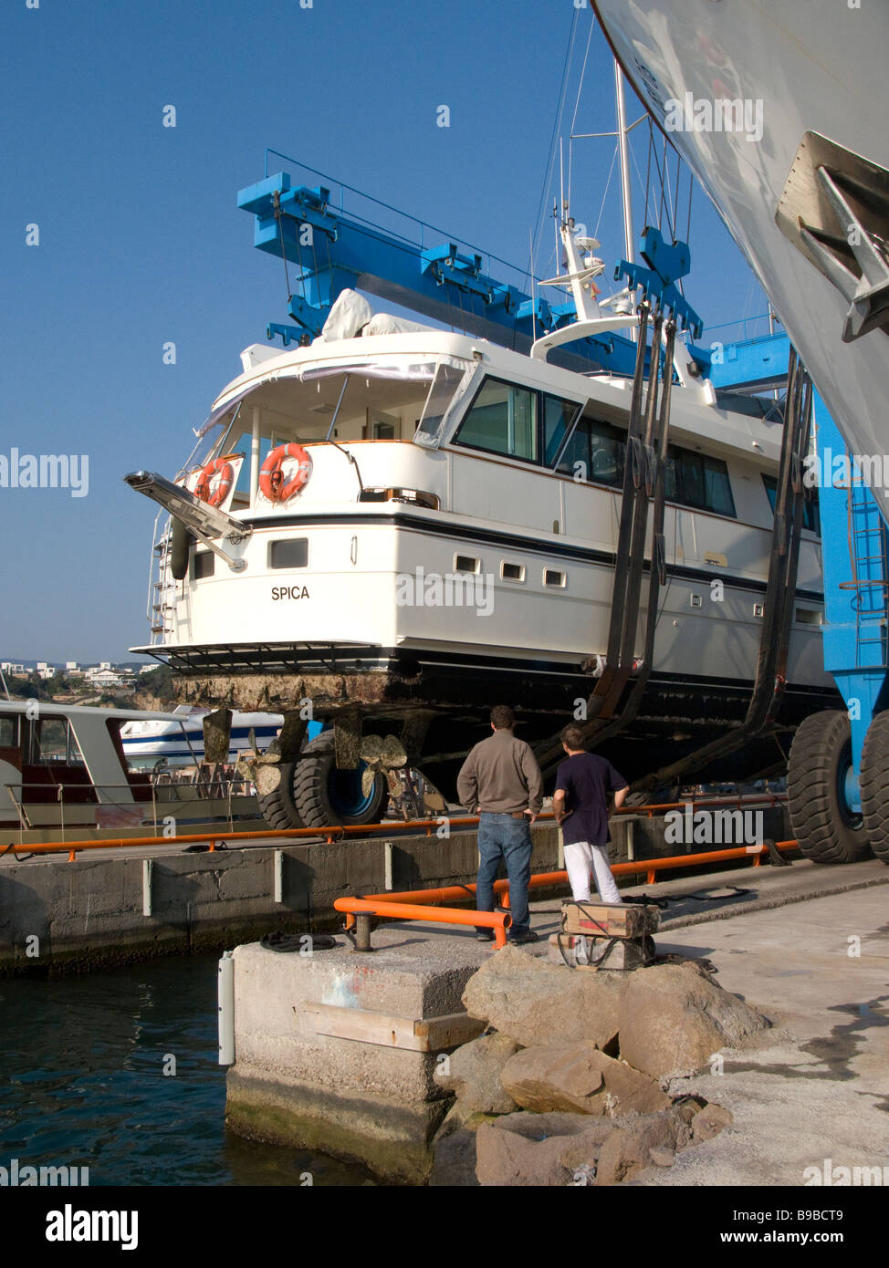 La cylindrée moyenne levée yacht est hors de l'eau pour repeindre Banque D'Images