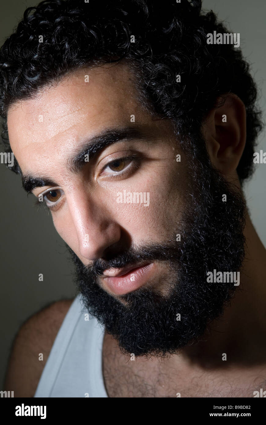 Portrait d'un jeune homme du Moyen-Orient avec longue barbe Banque D'Images