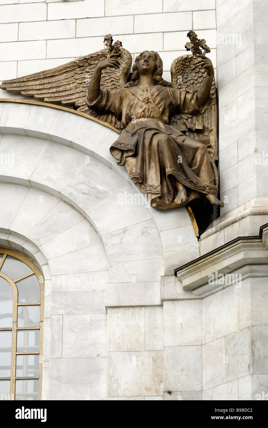 Fragment de façade avec hauts-reliefs de l'ange de la Cathédrale de Christ le Sauveur Banque D'Images