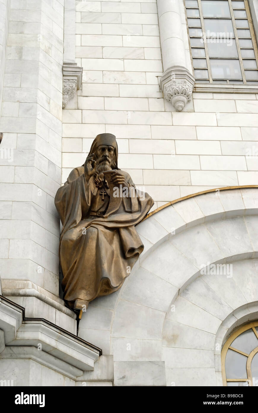 Fragment de façade avec hauts-reliefs de la Sainte Cathédrale de Christ le Sauveur Banque D'Images