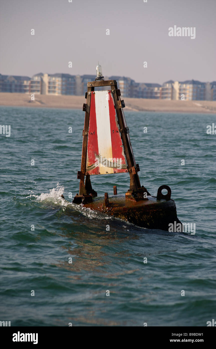 L'eau potable de l'eau claire ou Mark Bouy, marquant l'entrée de Sovereign Harbour, East Sussex, Angleterre Banque D'Images