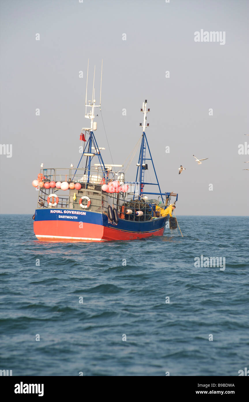 Bateau de pêche Royal Sovereign levée des casiers à homard en mer dans la Manche Banque D'Images