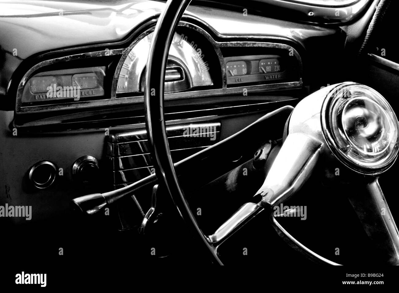 Vue de l'intérieur d'une vieille voiture d'époque en noir et blanc Banque D'Images