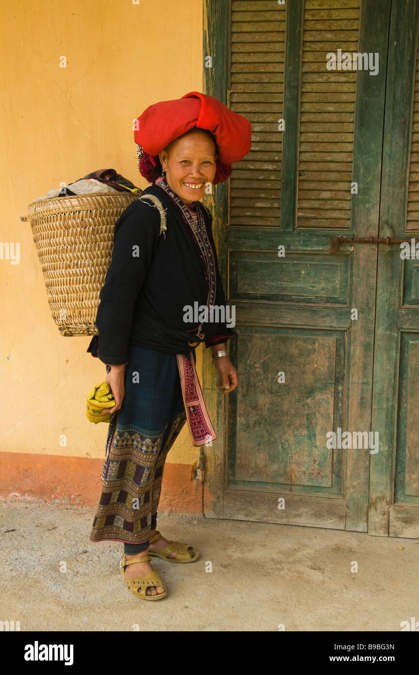 Yao rouge femme avec son panier dans Ta Phin village près de Sapa Vietnam Banque D'Images