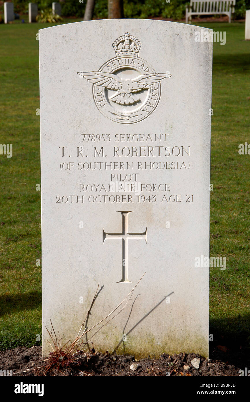 La pierre tombale d'un pilote de la Force aérienne royale (Sgt) Robertson dans le TRM Le cimetière militaire de Brookwood, Woking. Banque D'Images