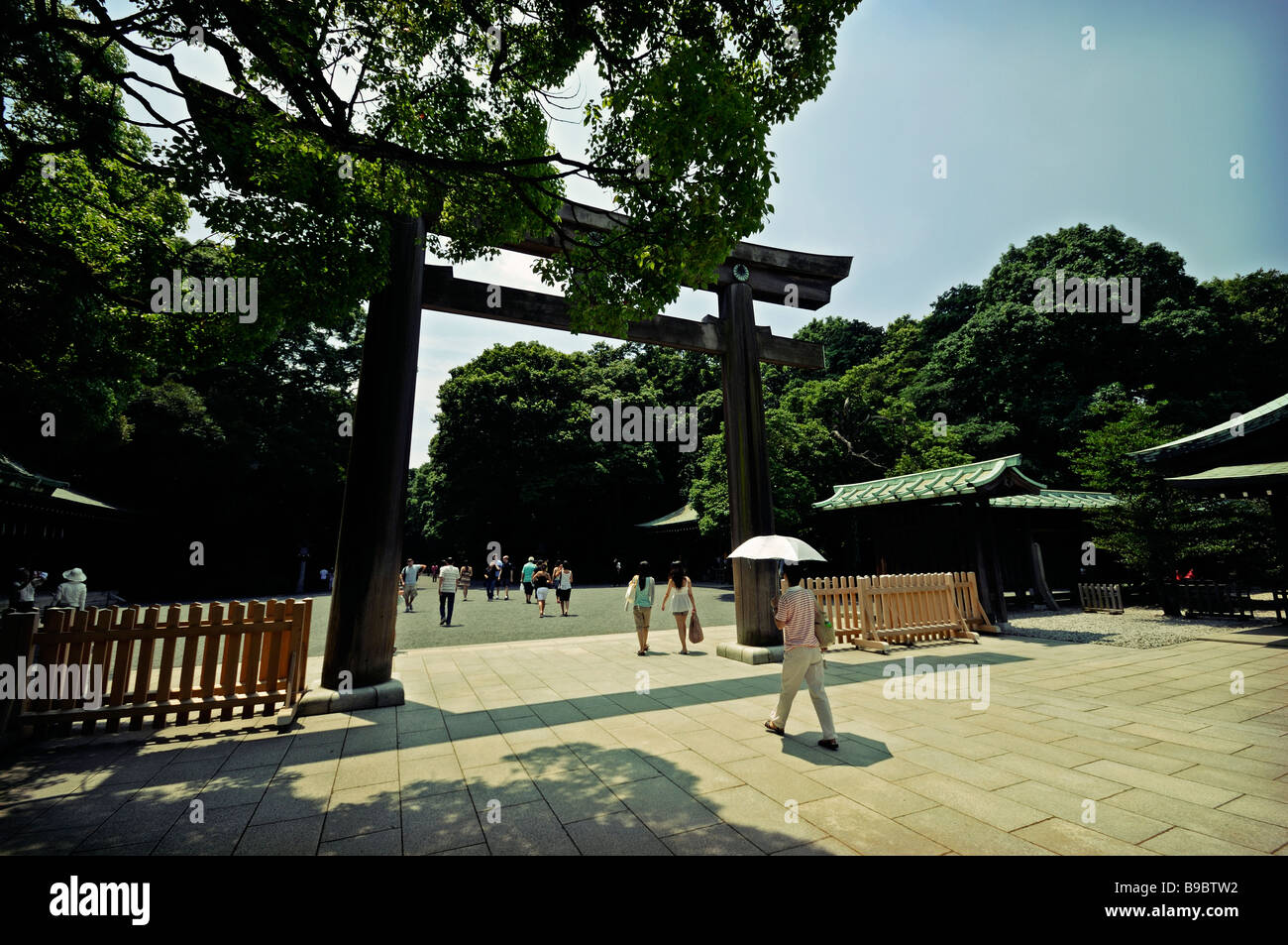 Torii à l'entrée du Sanctuaire Meiji complexe. Parc Yoyogi. Shibuya. Tokyo. Le Japon. Banque D'Images