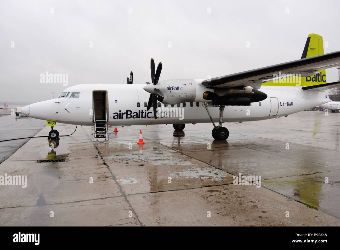 Un Fokker F27 de Passage 50 (alias Fokker 50, F50) l'Amitié 'commuter' plan d'airBaltic, à l'Aéroport International de Riga, Lettonie Banque D'Images