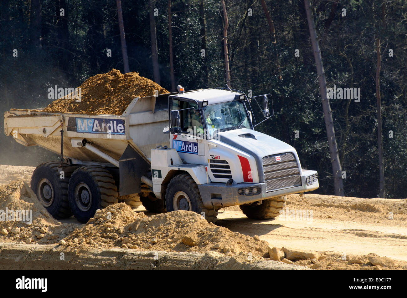 Camion Articulé Terex TA30 passant d'une charge de sable à partir de la construction de deux tunnels sur la route A3 à Hindhead England UK Banque D'Images