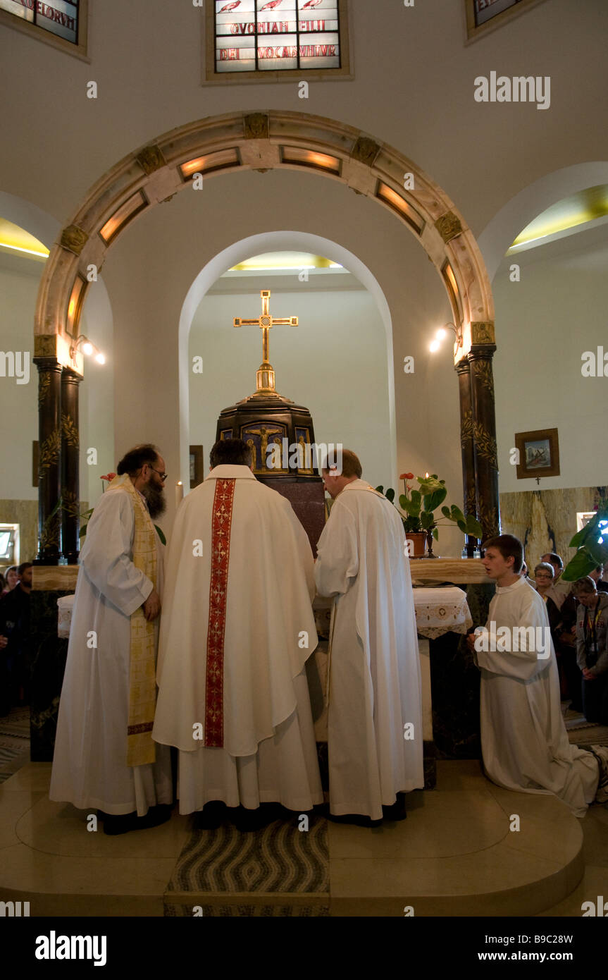 Prêtre Franciscain célébrant la Messe catholique à l'intérieur de l'église catholique romaine des Béatitudes situé sur le Mont des Béatitudes, en Galilée, Israël Banque D'Images