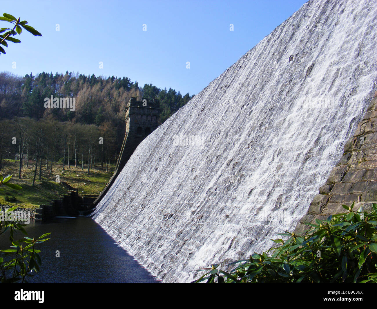 Barrage de Howden sur réservoir Derwent dans le Derbyshire Peak District Banque D'Images