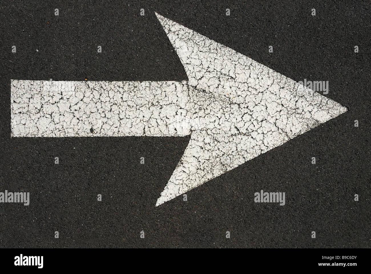 Flèche peinte sur la chaussée Banque D'Images