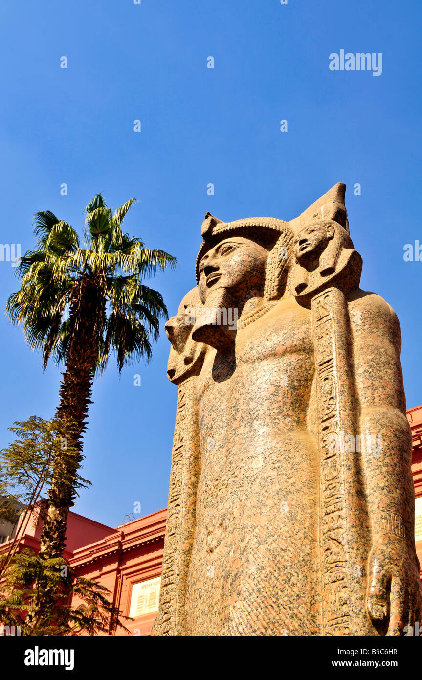 Musée du Caire Egypte Egypte antique statue sculpture en plein air avec palmier et ciel bleu Banque D'Images