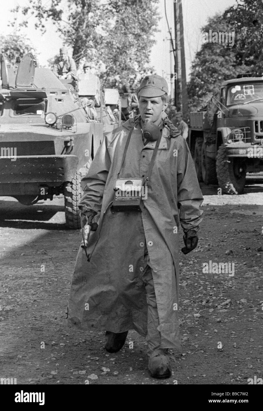 Un soldat des forces armées de l'URSS s affectés à des opérations de décontamination sur le site de la catastrophe de Tchernobyl s puissance 4 Banque D'Images