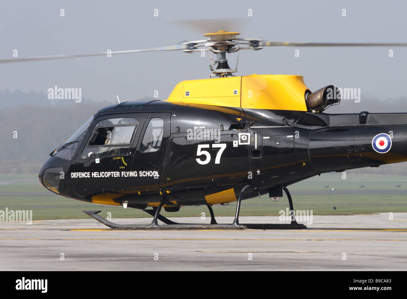 RAF Shawbury la défense Helicopter Flying School DHFS opère des hélicoptères écureuil pour pilote de formation de vol de base rotative Banque D'Images
