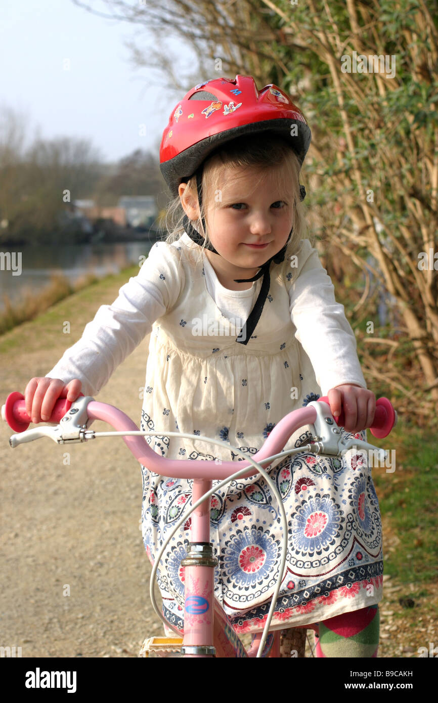 Young Girl Riding a Bike Banque D'Images