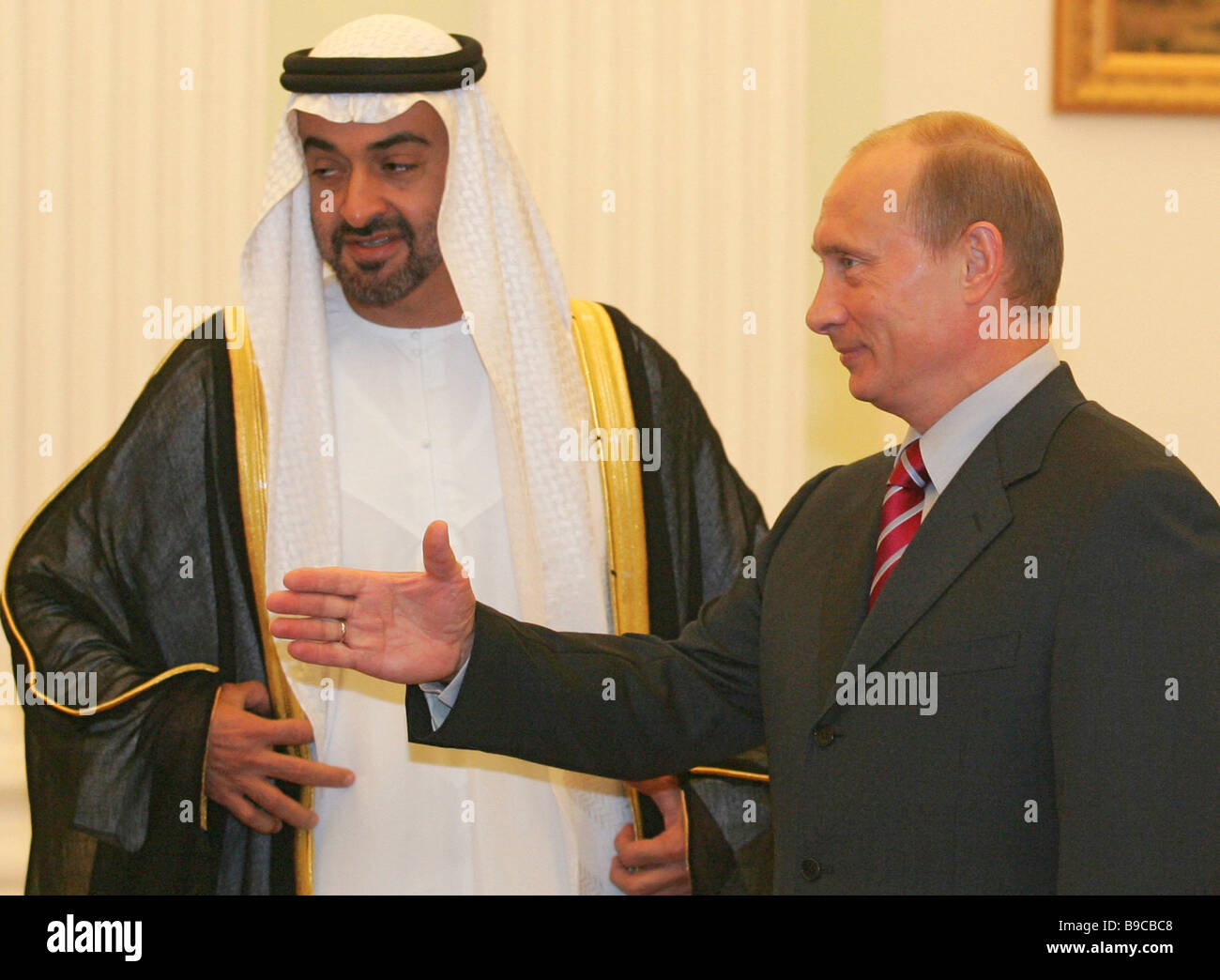 Le président russe Vladimir Poutine, et le cheikh Mohammad Al Nahyan, commandant en chef adjoint de l'armée des Émirats Arabes Banque D'Images