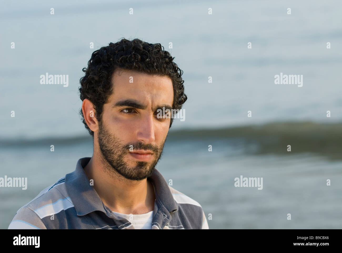 Portrait d'un jeune homme du Moyen-Orient par la mer Beyrouth Liban Moyen-Orient Asie Banque D'Images