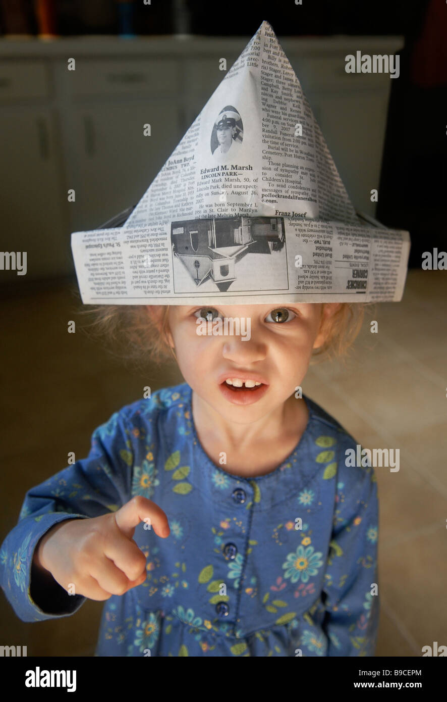 Chapeau fait avec le journal Banque de photographies et d'images à haute  résolution - Alamy