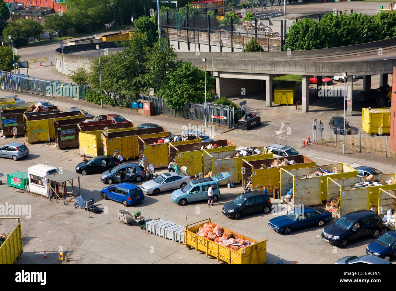 Les gens de l'élimination des éléments indésirables au centre de recyclage. Banque D'Images