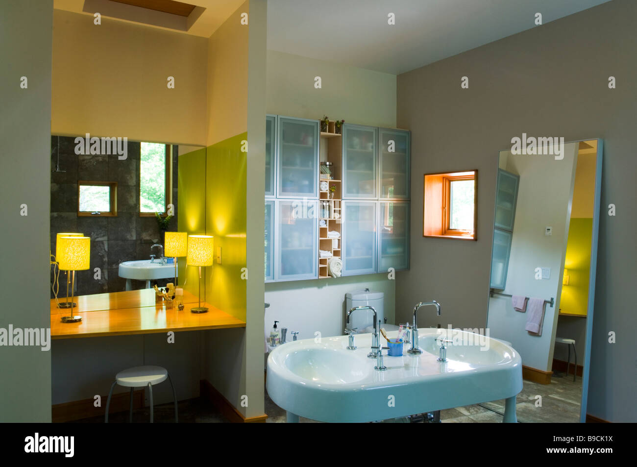 Vanité et un lavabo double dans la salle de bains moderne Photo Stock ...