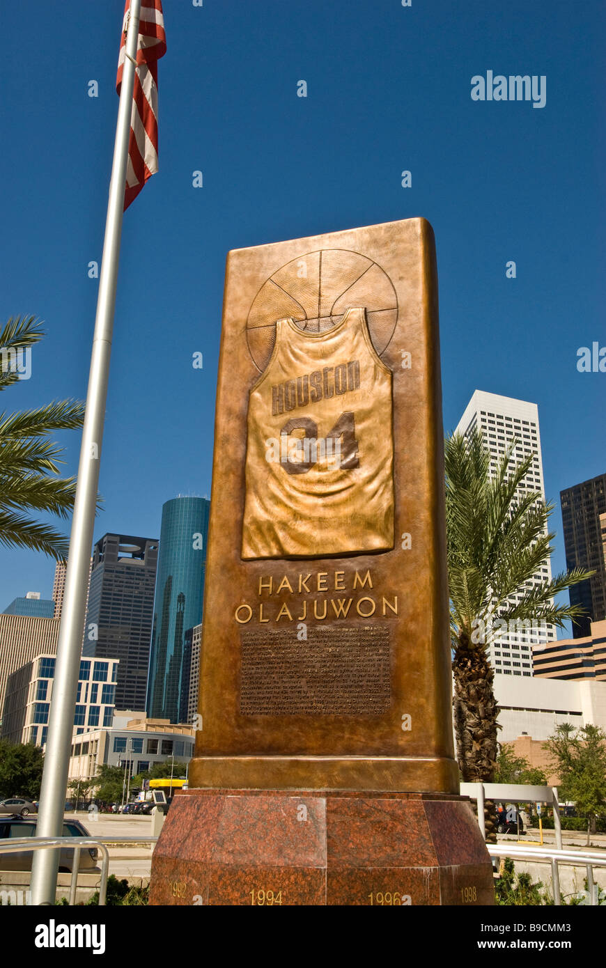 Astros de Houston au Texas Hakeem Olajuwon NBA basketball player monument en bronze avec n° 34 jersey city landmark au Toyota Center Banque D'Images