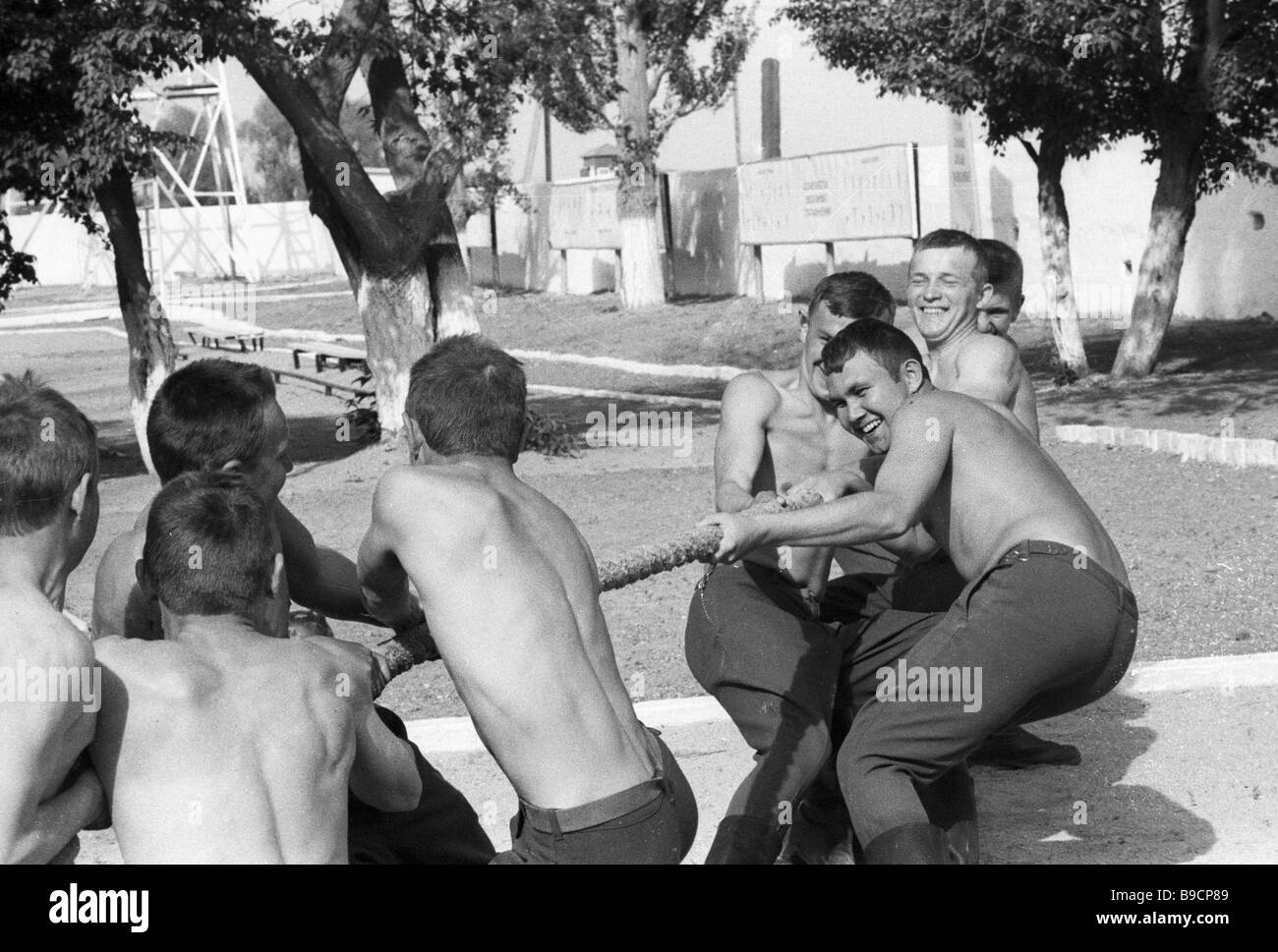 Les gardes-frontière faisant remorqueur de la guerre au terrain de sport de l'avant-poste frontière Khorgos Banque D'Images