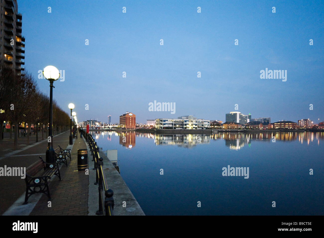 La promenade le long du Manchester Ship Canal au crépuscule, Salford, Greater Manchester, Angleterre Banque D'Images