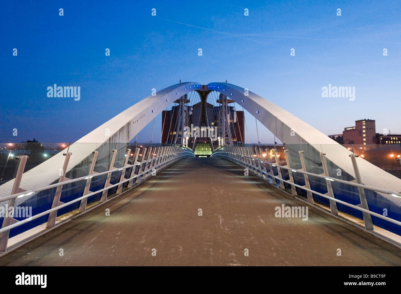 Les objectifs du Millénaire pour le levage passerelle sur la Manchester Ship Canal de nuit, Salford, Greater Manchester, Angleterre Banque D'Images