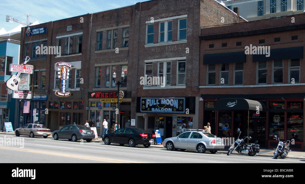 Une partie de l'autoroute de l'Honky Tonk Nashville Broadway inférieur avec des bars lounges pubs et salles de concerts New York USA Banque D'Images