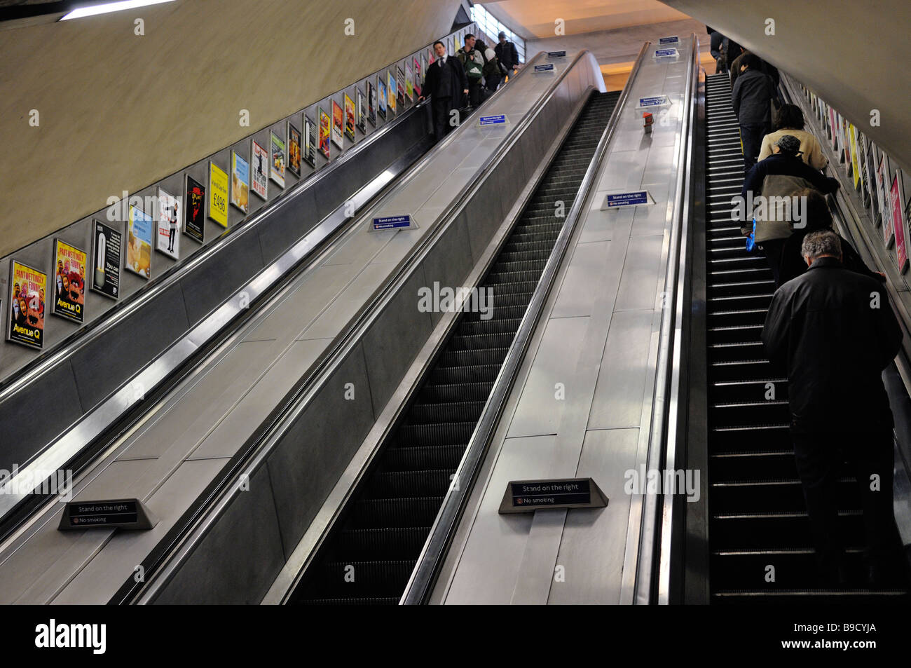 Escaliers mécaniques au London 'Green Park' de la station de métro Banque D'Images