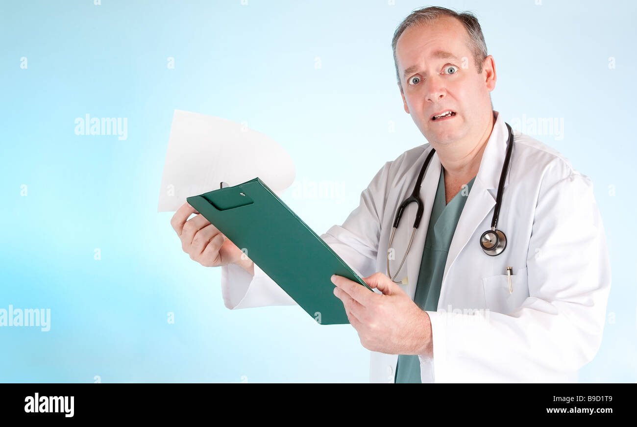 Un médecin perplexe est la lecture des résultats de tests médicaux décevant Banque D'Images