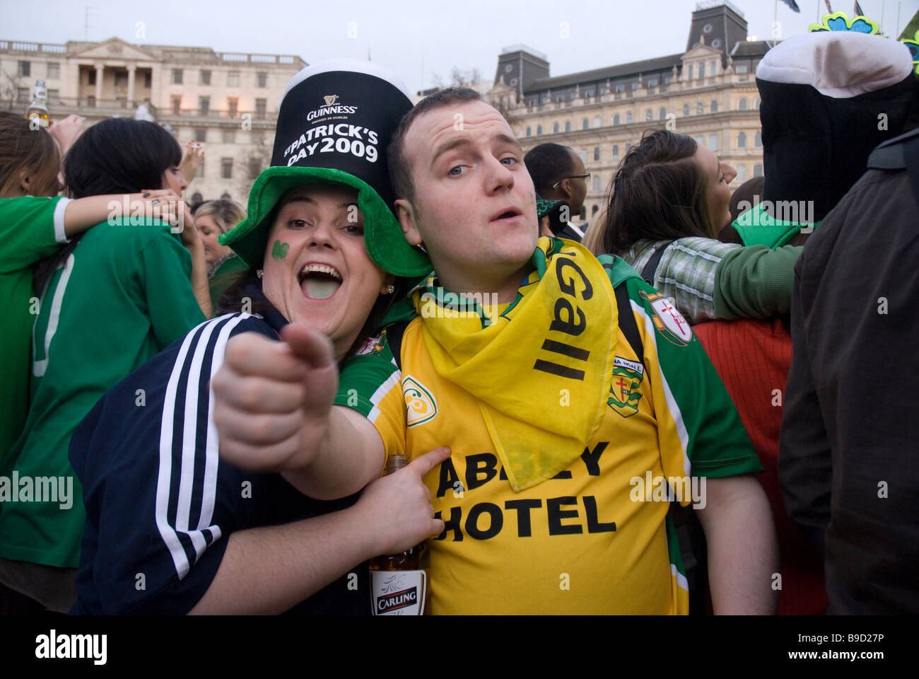 Couple à St Patricks day célébrations à Trafalgar Square Banque D'Images