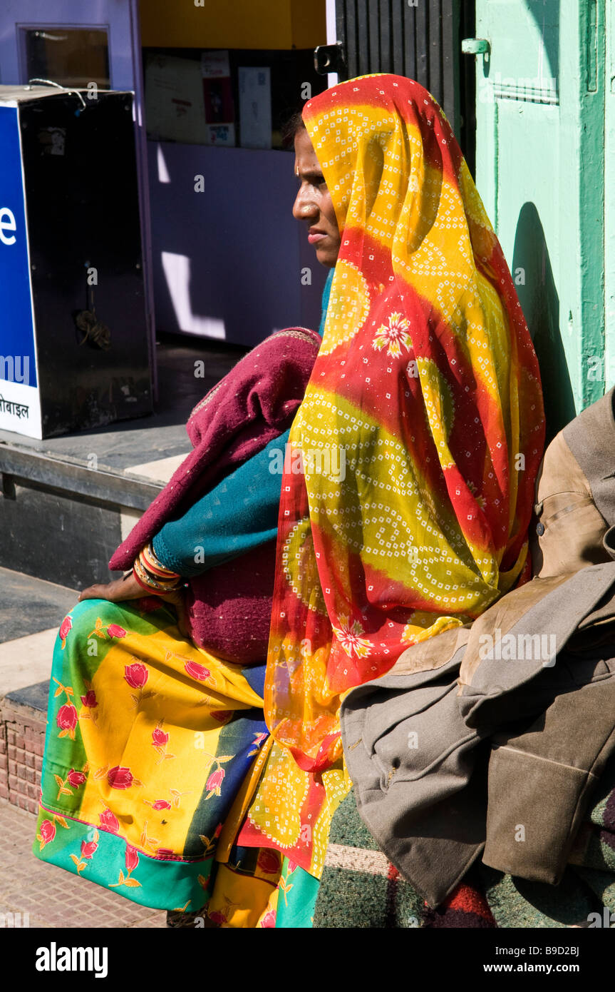 Une femme vêtue d'un sari colorés traditionnels. Banque D'Images