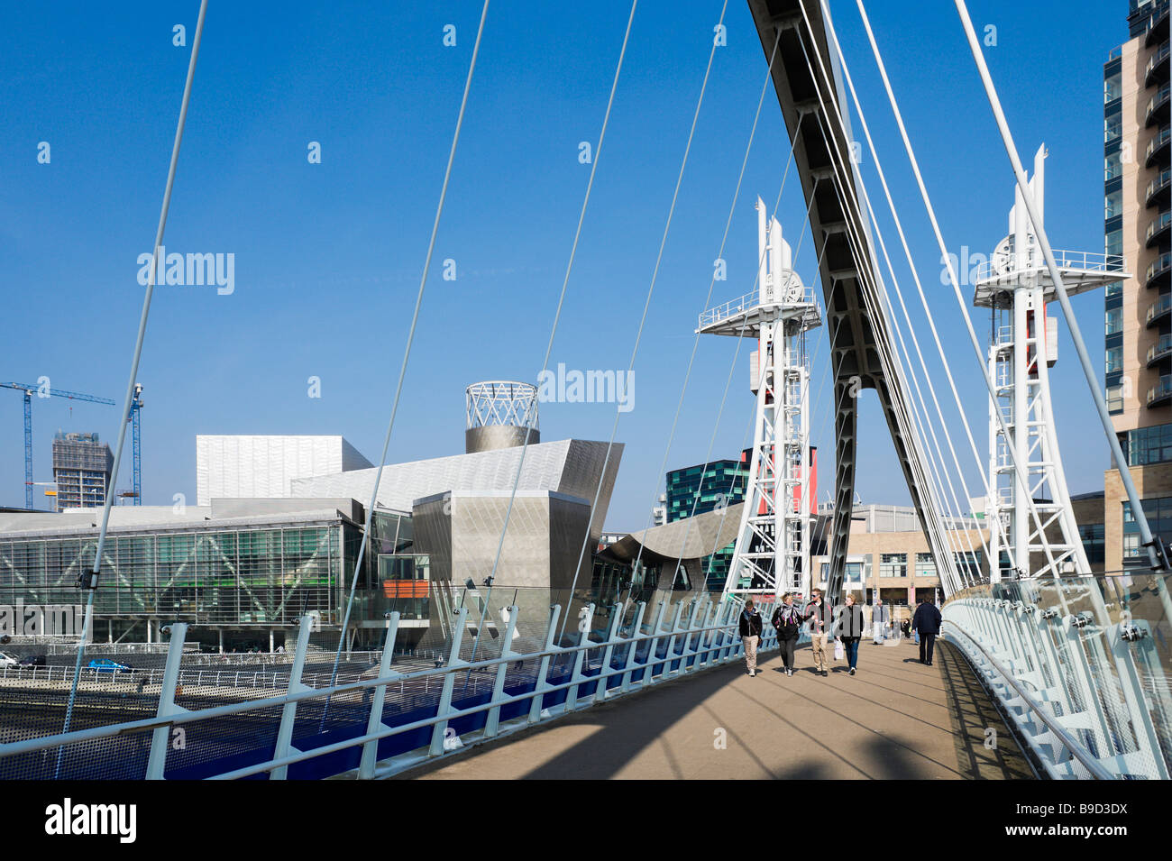 Le Lowry Art Gallery à partir de la passerelle du millénaire à travers le Manchester Ship Canal Salford Greater Manchester en Angleterre Banque D'Images