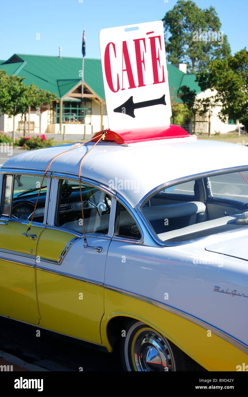 Cafe signe sur '60's American Chevrolet, terrasse sud, Darfield, Selwyn, District de la région de Canterbury, île du Sud, Nouvelle-Zélande Banque D'Images