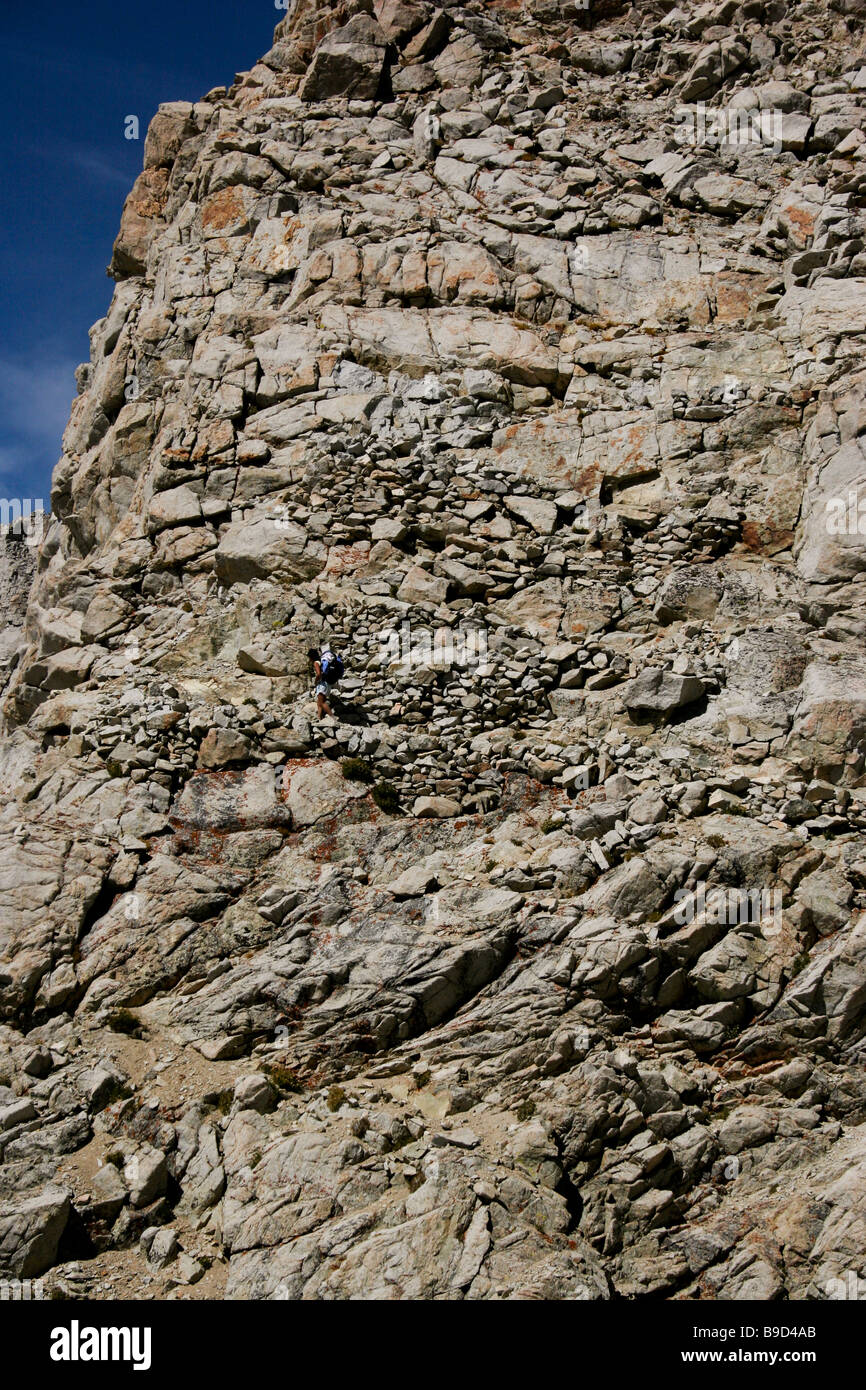 Jour 1 de l'exécution de la John Muir Trail sans aide. Trail Runner Col forestier croissant vers le nord. Banque D'Images