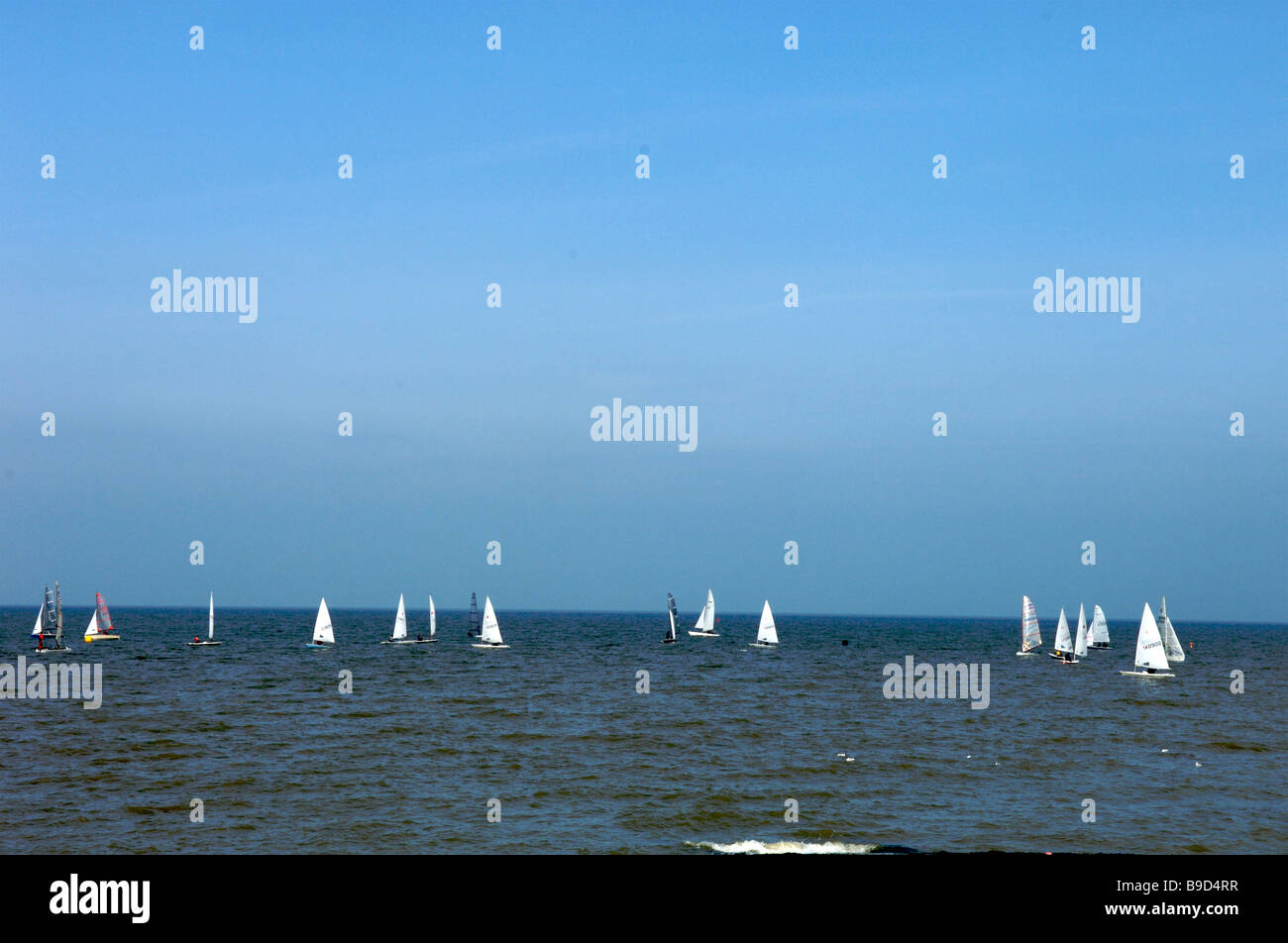 Bateaux à voile au large de la côte dans la région de Whitstable, Kent Banque D'Images