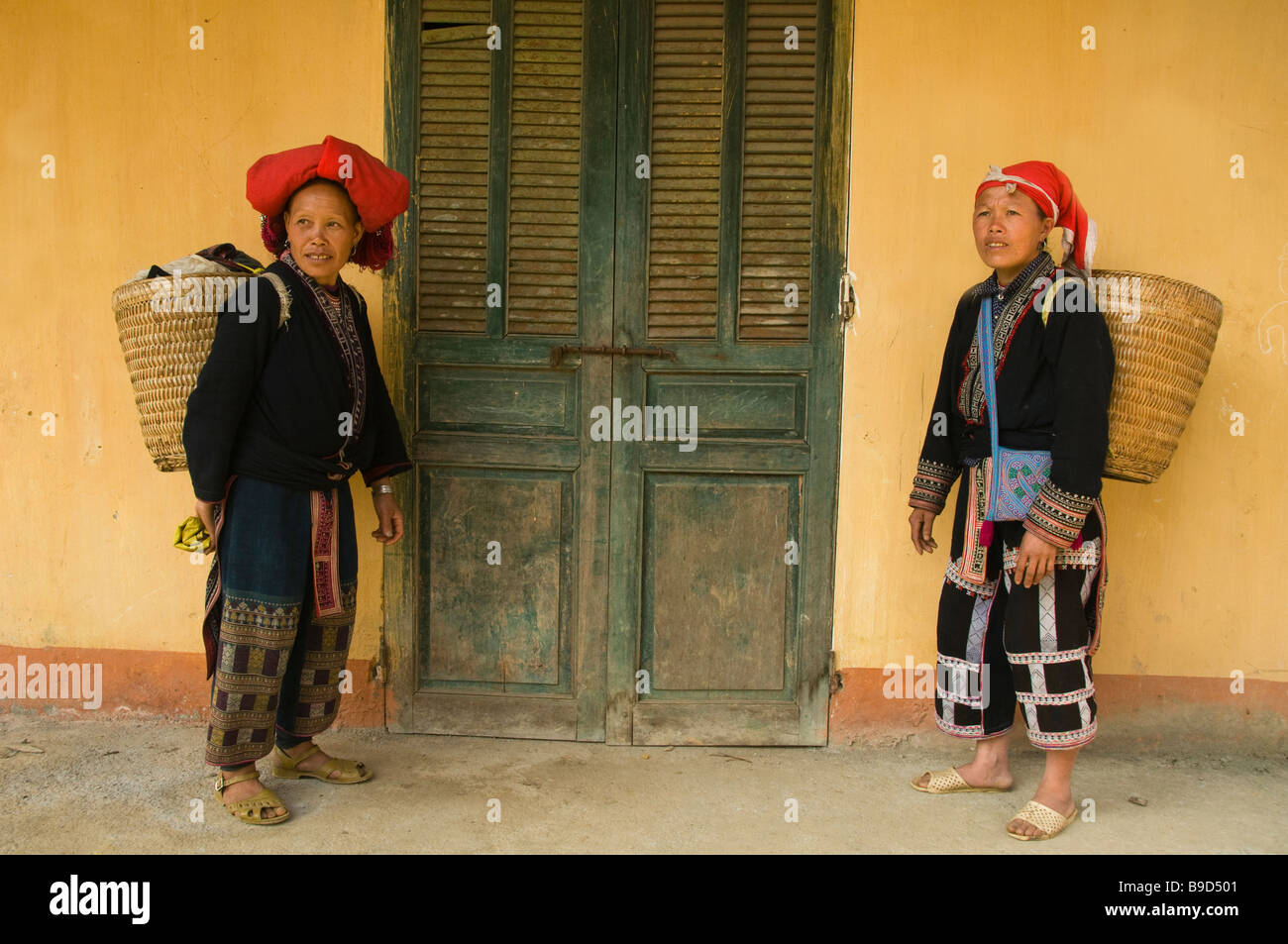 Les femmes Yao rouge avec leurs paniers dans Ta Phin village près de Sapa Vietnam Banque D'Images