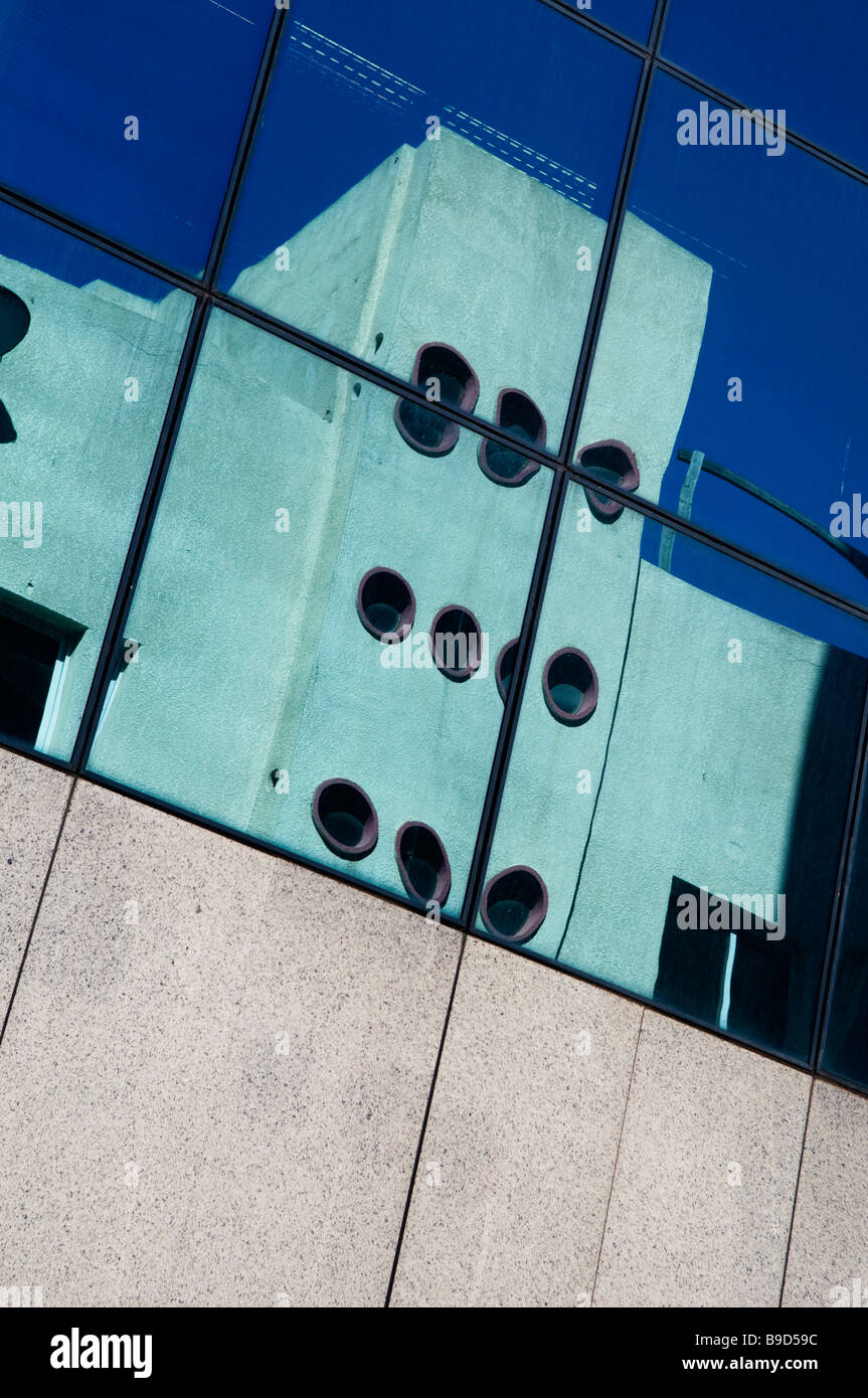 La réflexion sur les maisons construites dans le 1903s dans l'architecture moderne de style Bauhaus à vitré immeuble de bureaux à l'avenue Rothschild Tel Aviv city Israël Banque D'Images
