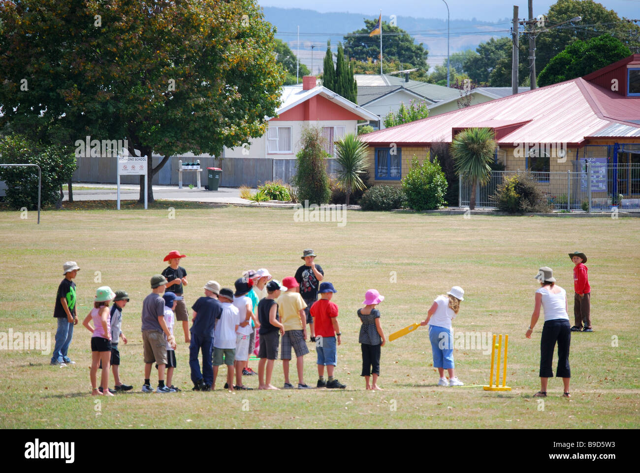 Les enfants de l'école primaire à jouer au cricket, Richmond, Tasman, île du Sud, Nouvelle-Zélande Banque D'Images